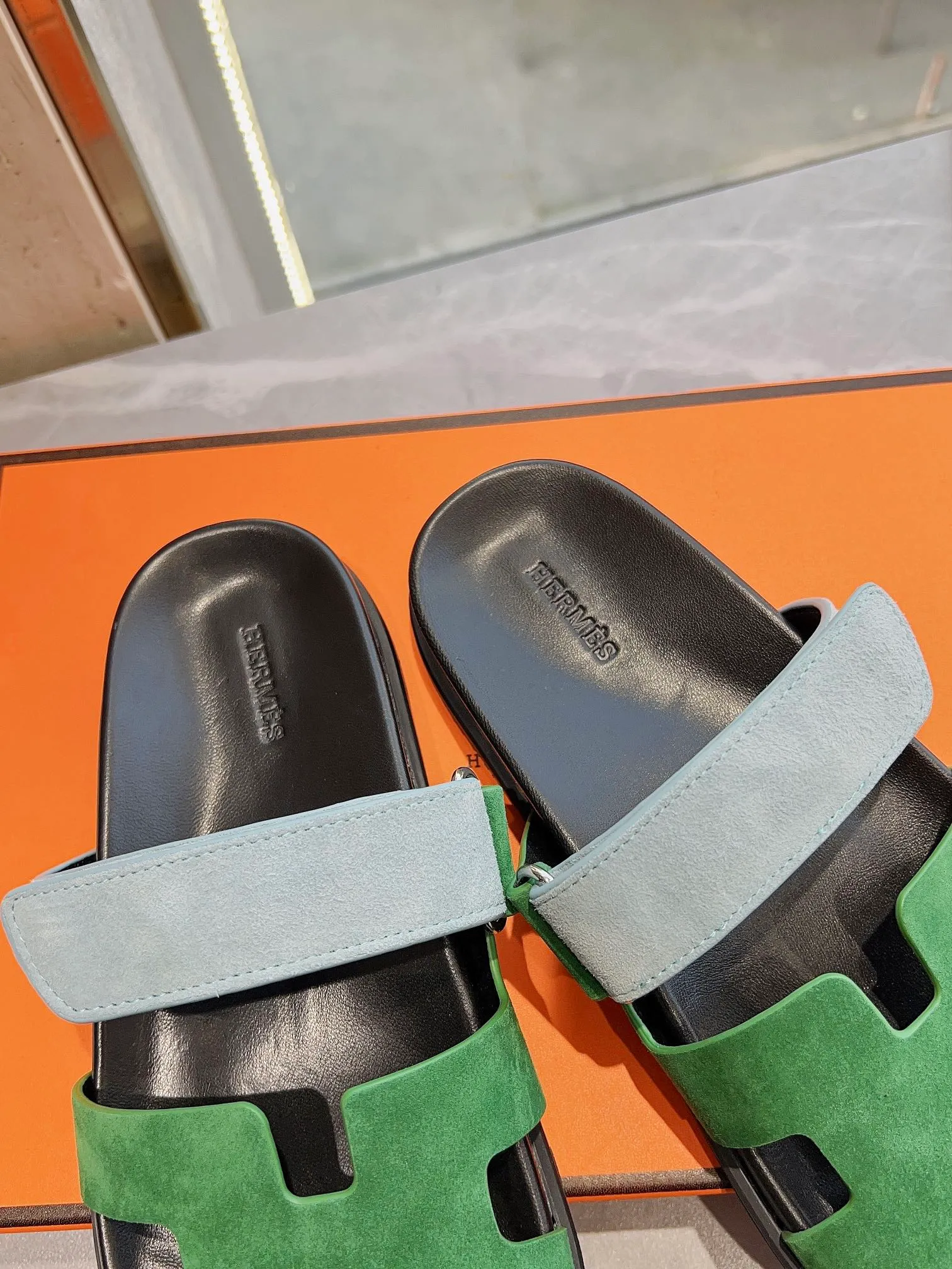 👟👟Ex-factory price 440👟👟 Men's size +10 H family 2024 spring and summer new style HERMES Hermes' recently popular couple's shoes, pig nose angle sandals and slippers, paired with various colorful socks, extremely trendy. Upper lining: imported original material. Outsole: non-slip and wear-resistant outsole. Size: Female 35-42 (40/42 non-returnable and non-exchangeable) Men’s size: 39-45 (45 is non-refundable and non-exchangeable)